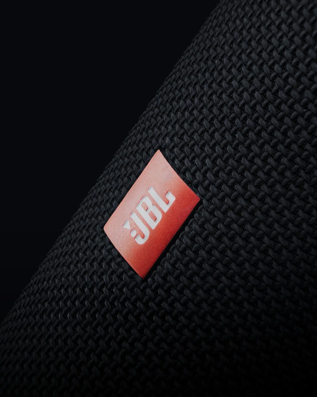 JBL — speaker gravé et badge rouge