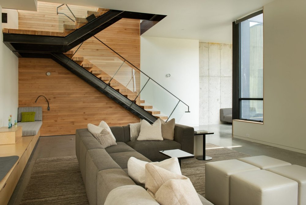 Floating stair with glass rail