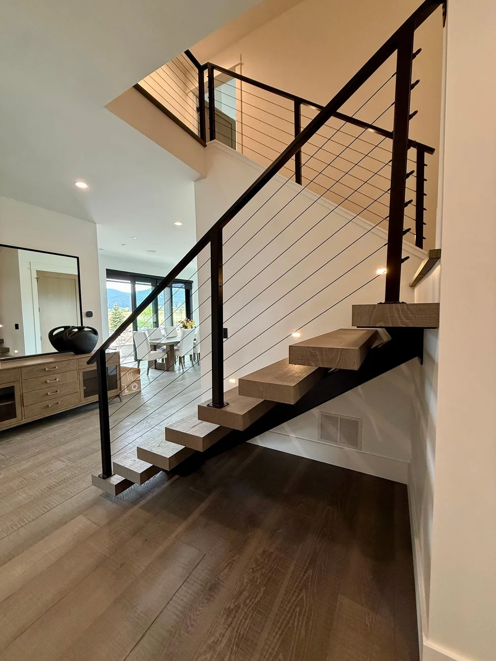 Floating stair with steel stringer and cable guard