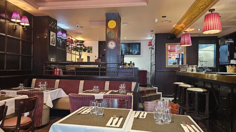 Plats italiens servis en salle — Via Del Gusto