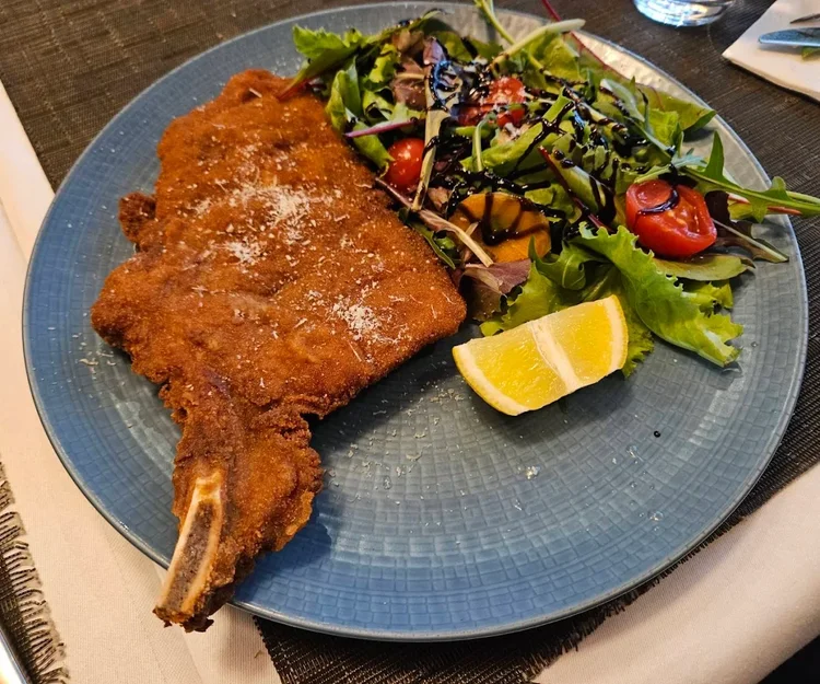 Ambiance de salle chaleureuse — Via Del Gusto