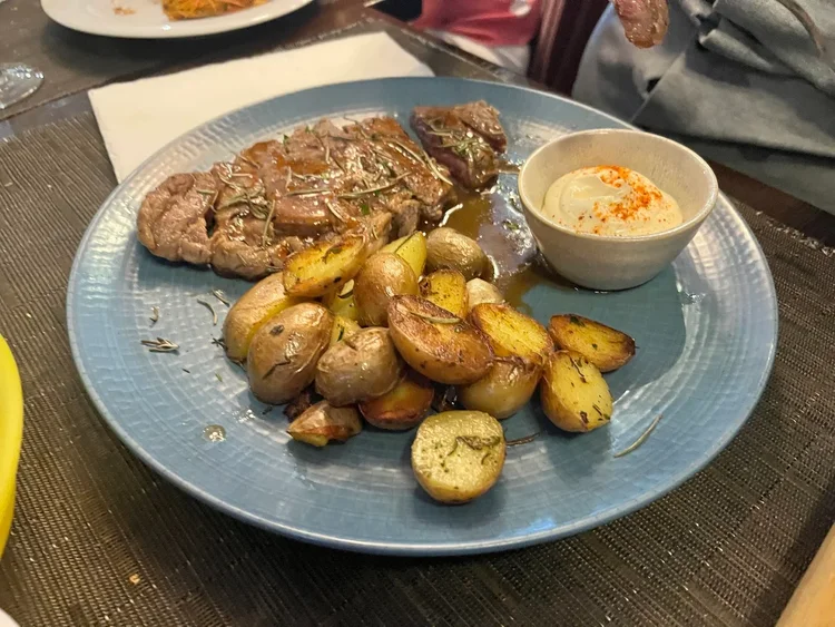 Équipe et service en salle — Via Del Gusto