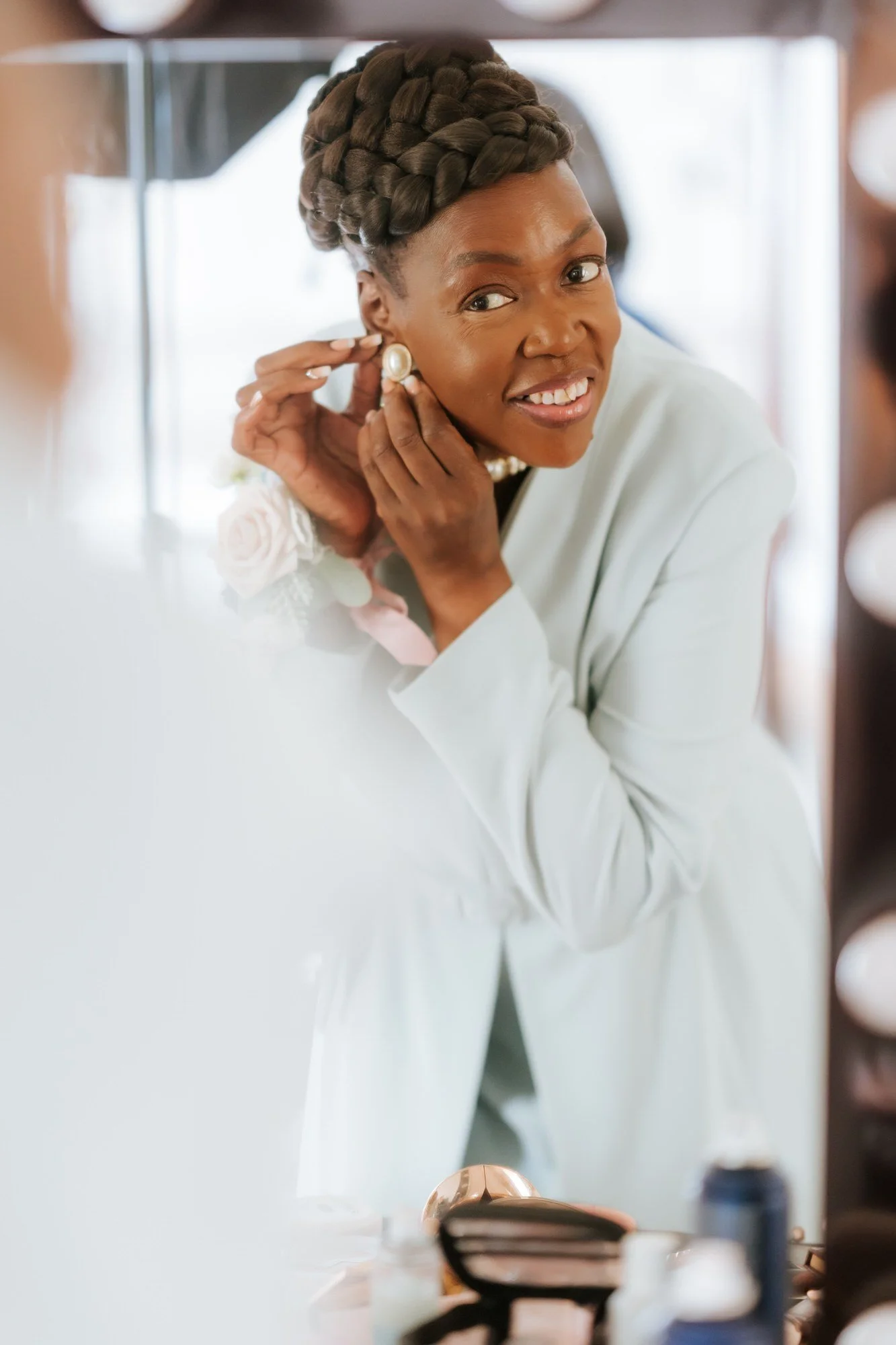Kuda’s mum putting on an earring during the morning preparations.