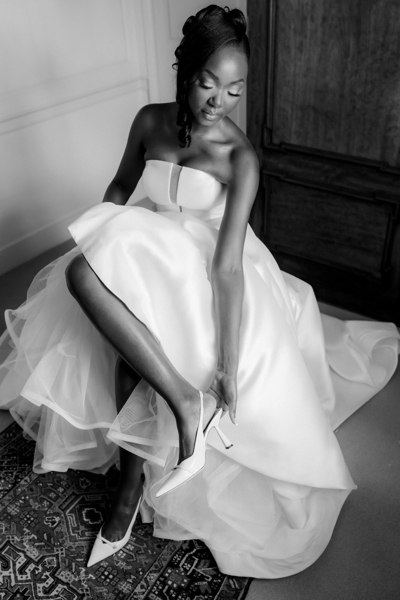 Kuda putting on her bridal shoes.