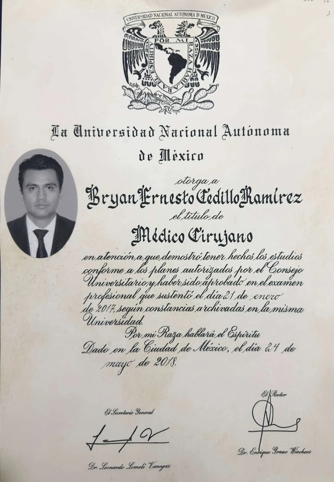 Título de Médico Cirujano expedido por la UNAM, cédula profesional 11206254, Dr. Ernesto Cedillo