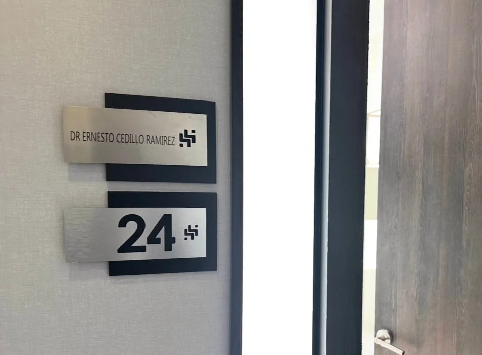 Interior consultorio psiquiátrico Dr. Ernesto Cedillo Tijuana privado moderno profesional