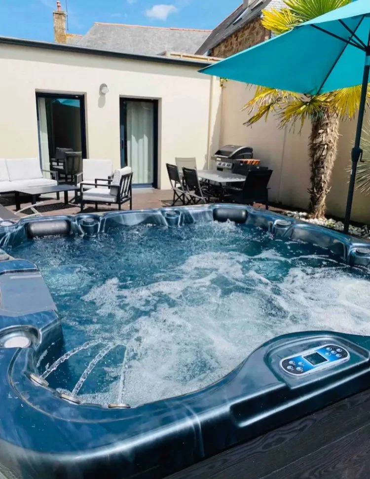 Jacuzzi extérieur de la Villa Matisse à Perros-Guirec