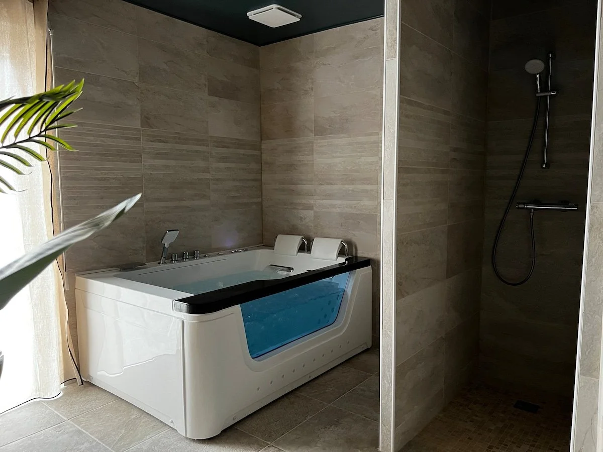 Espace sauna et baignoire balnéo de l'appartement Iconic à Trégastel