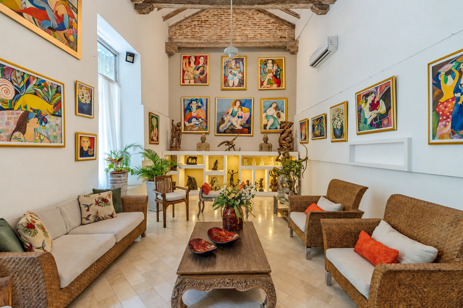 Living room and private collection of paintings by Eladio Gil Zambrana and Fini Piñero de Gil.