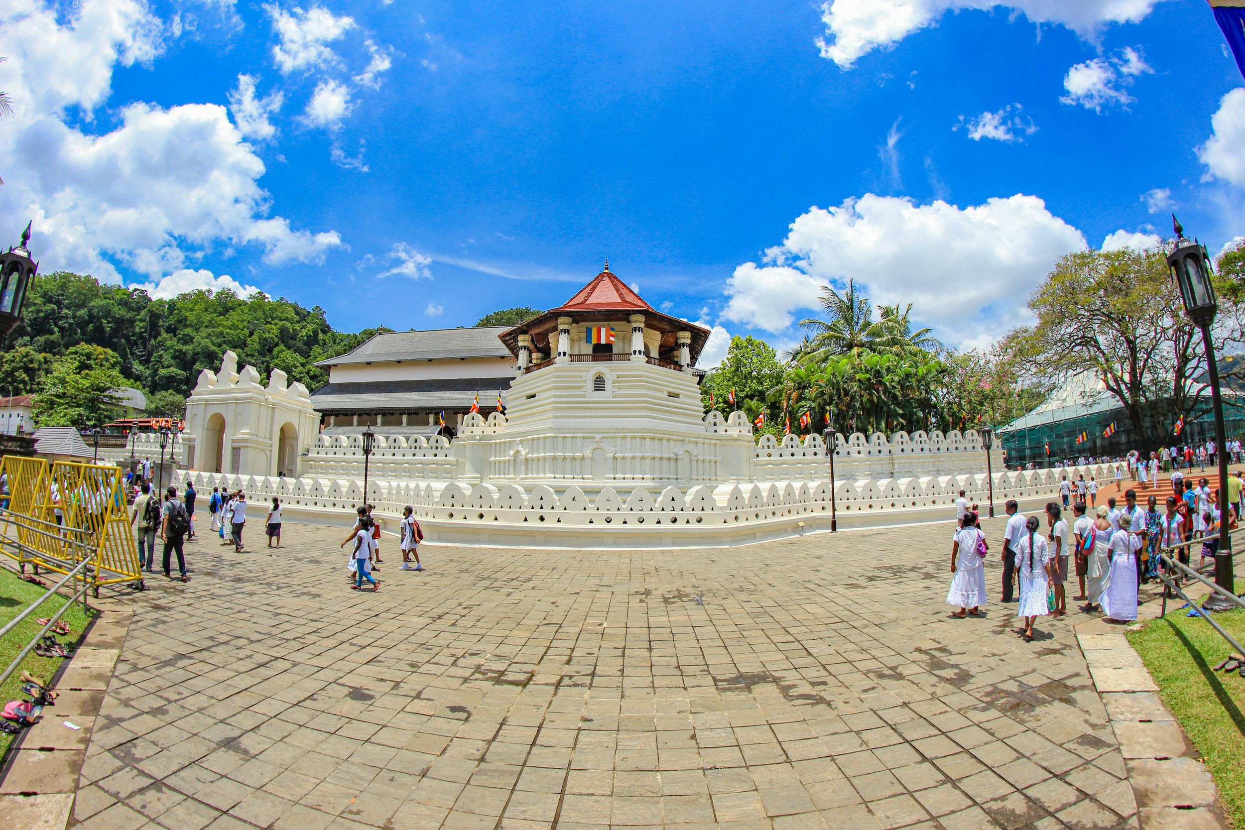 Kandy — Temple of the Tooth reflected in the lake or Peradeniya Botanic Gardens