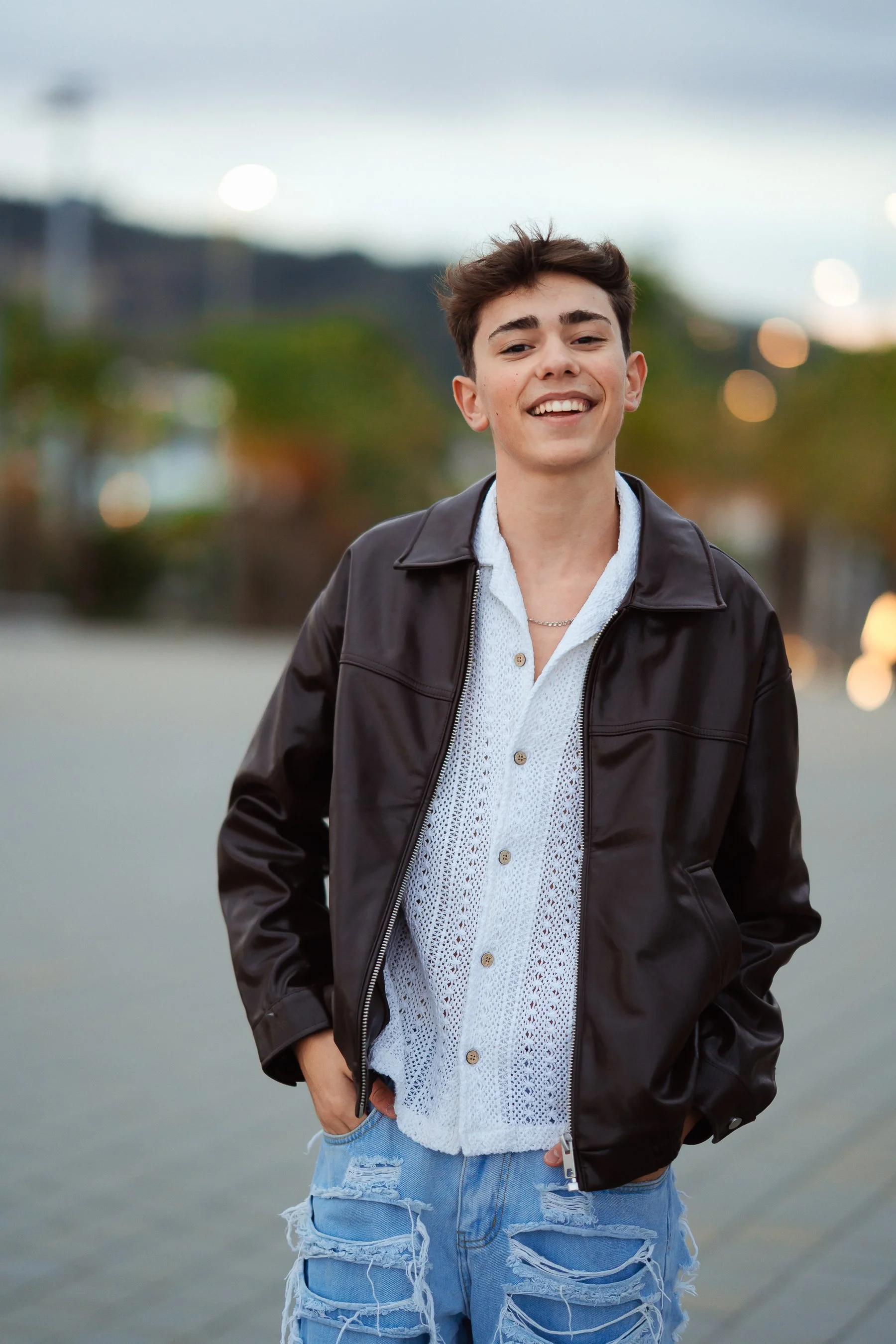 Pol Calvo sentado exterior