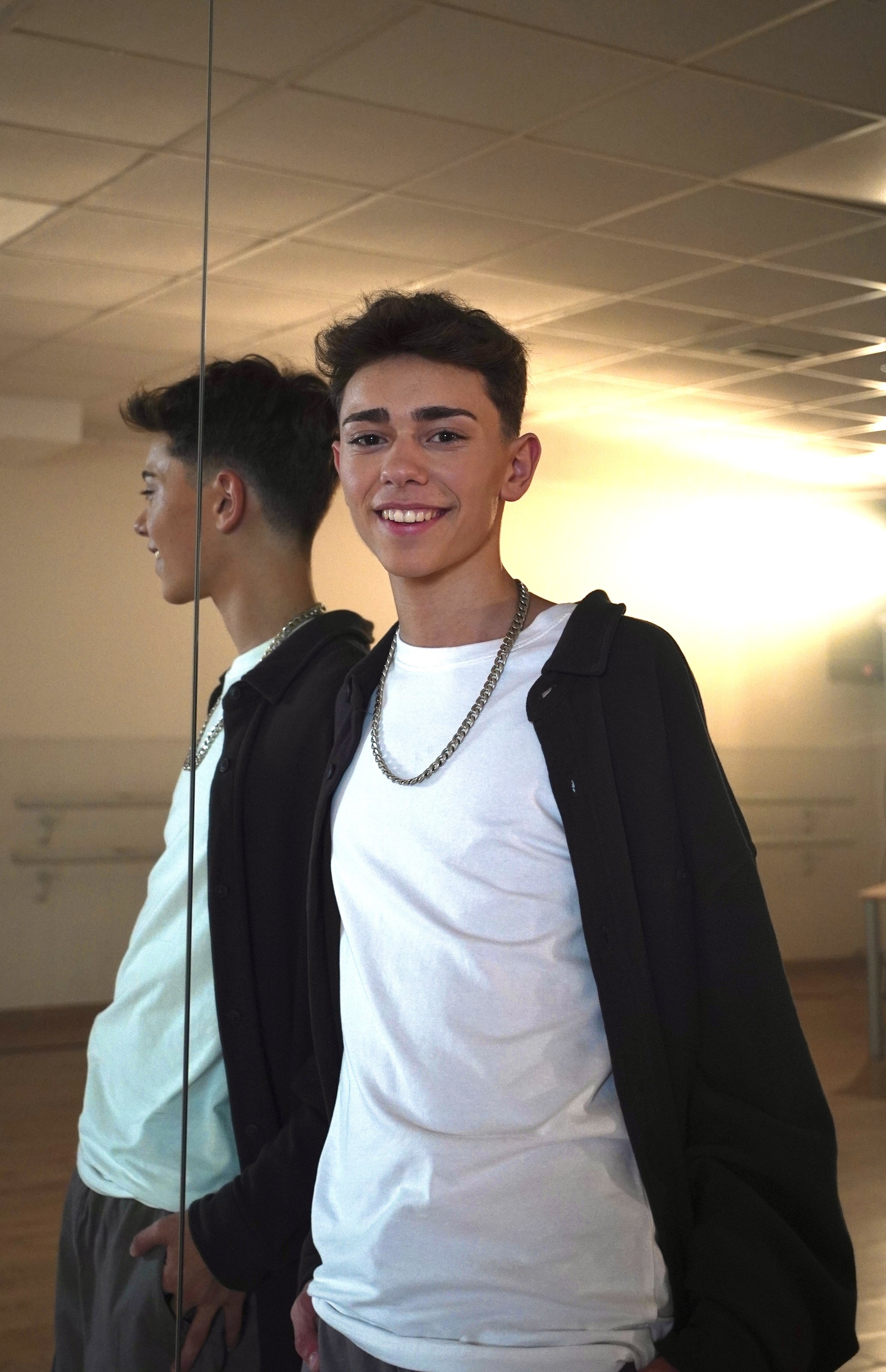 Pol Calvo posando en la calle, mirada cercana y juvenil