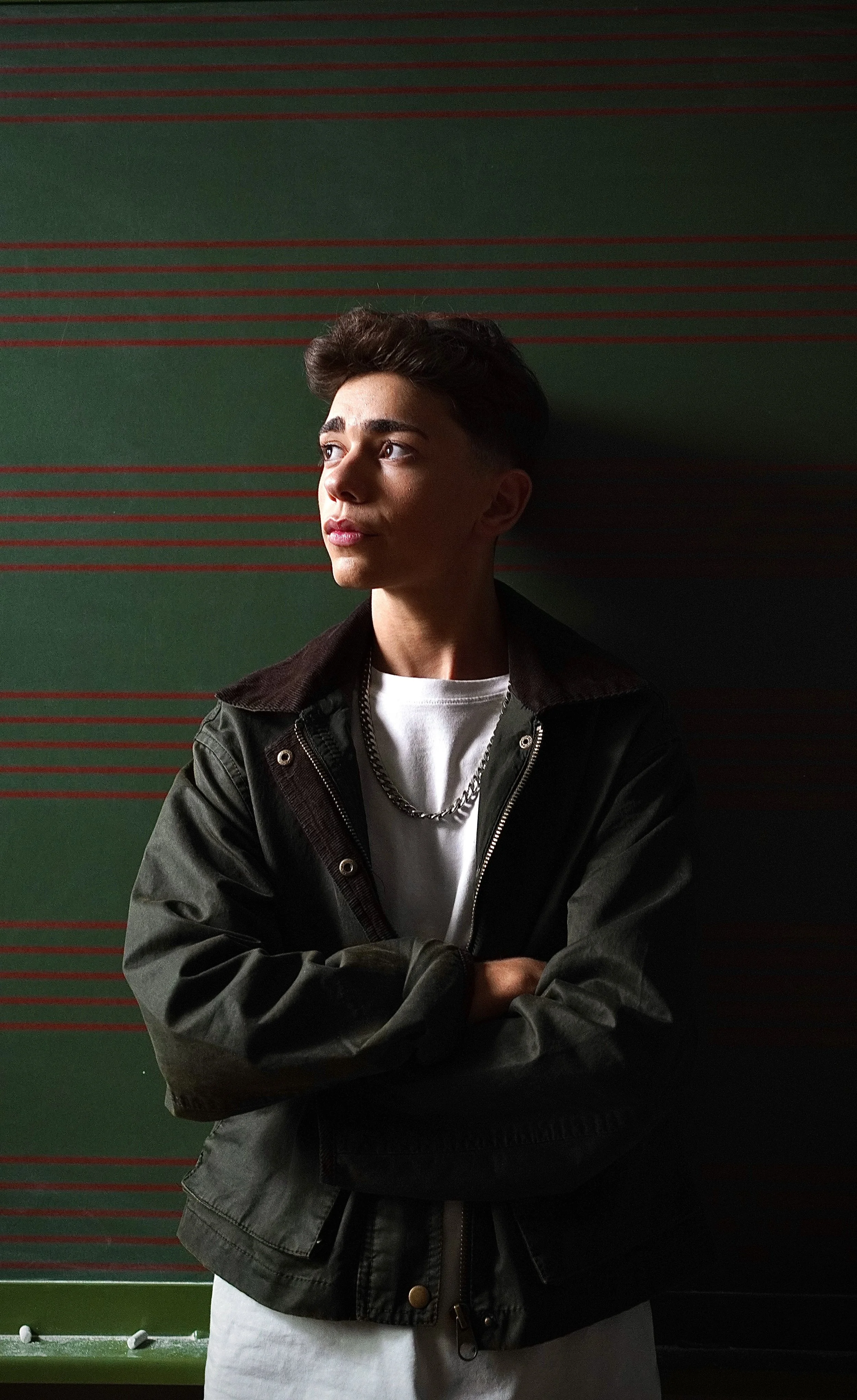 Pol Calvo sentado en las escaleras, con estilo casual y relajado