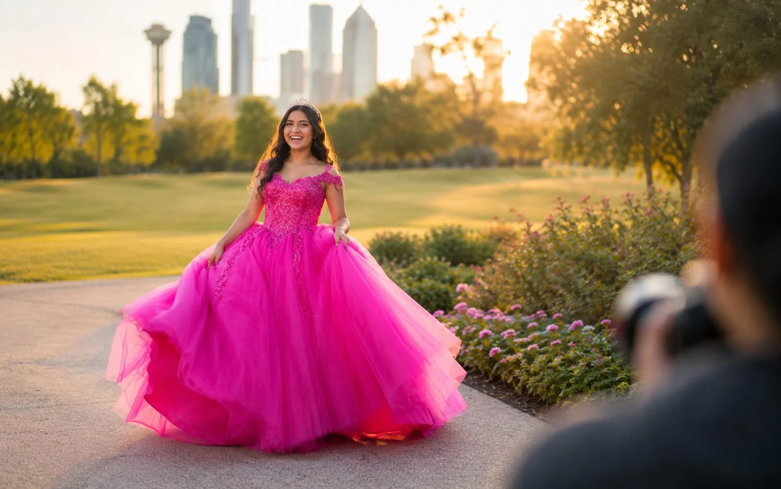 Quinceañera riendo espontáneamente con su vestido rosa en movimiento durante la hora dorada con el skyline de Dallas al fondo