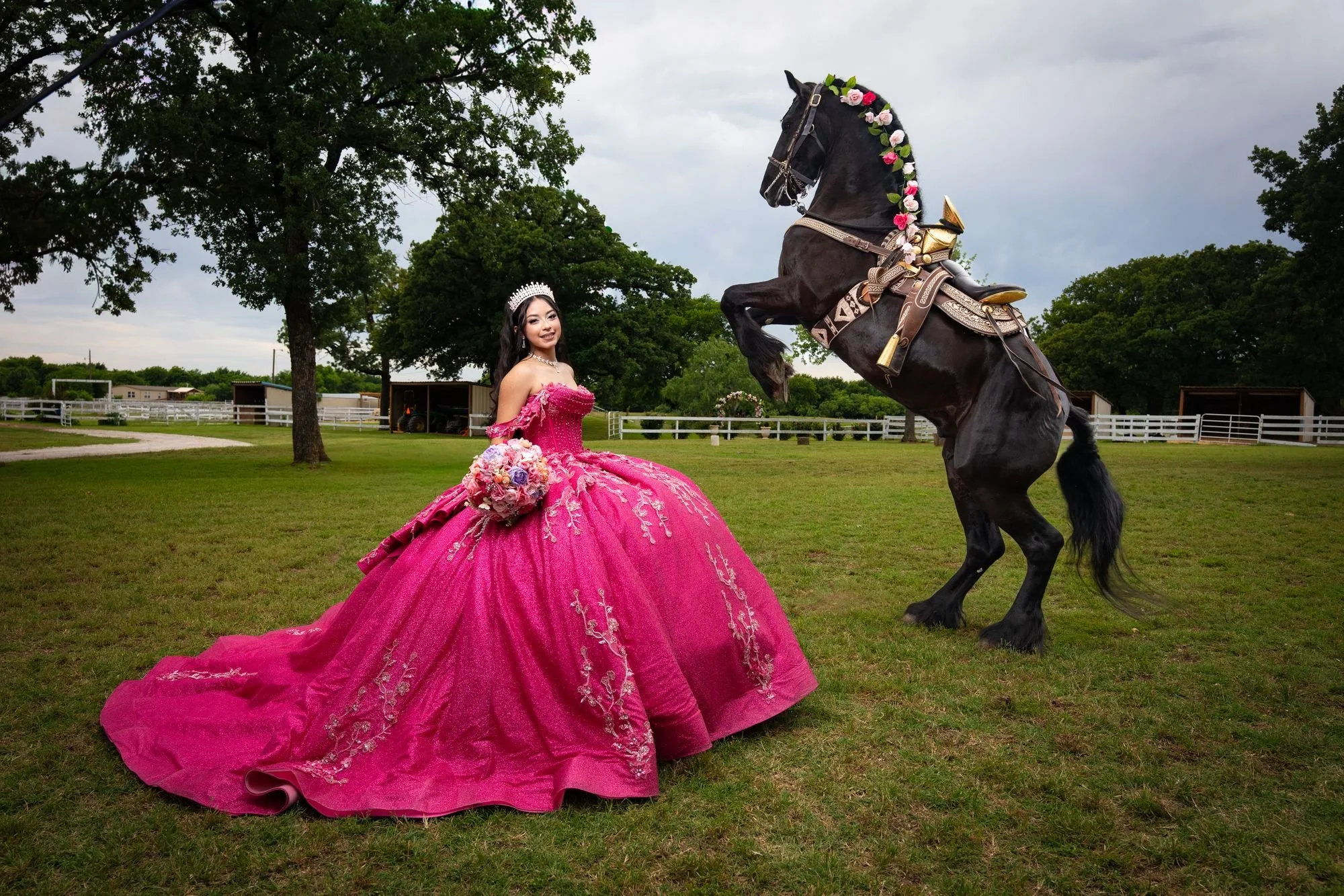 Quinceañera con su vestido posando con un caballo para una sesión de cuento de hadas cerca de Fort Worth