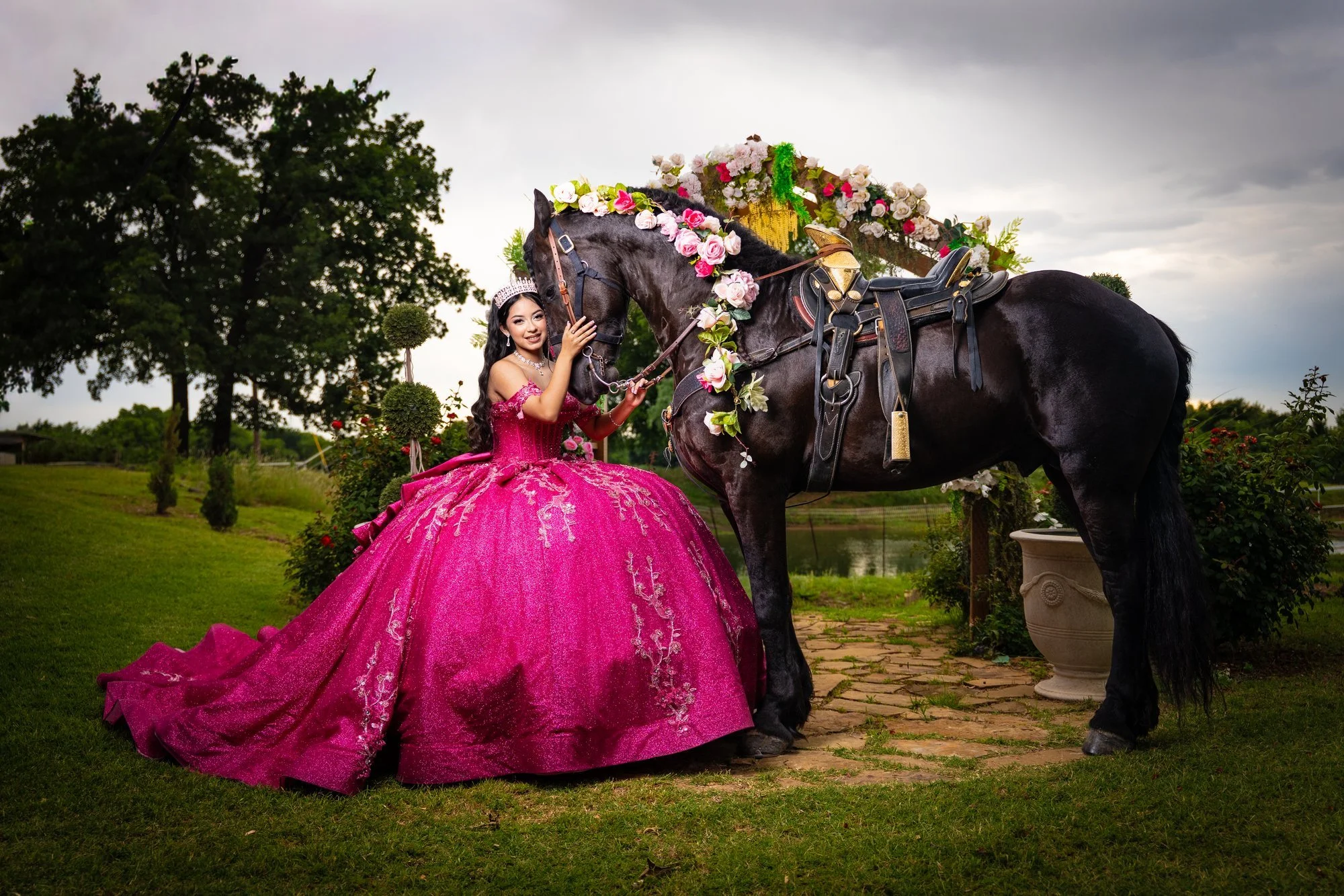 Quinceañera con un caballo blanco tranquilo en un rancho de Fort Worth