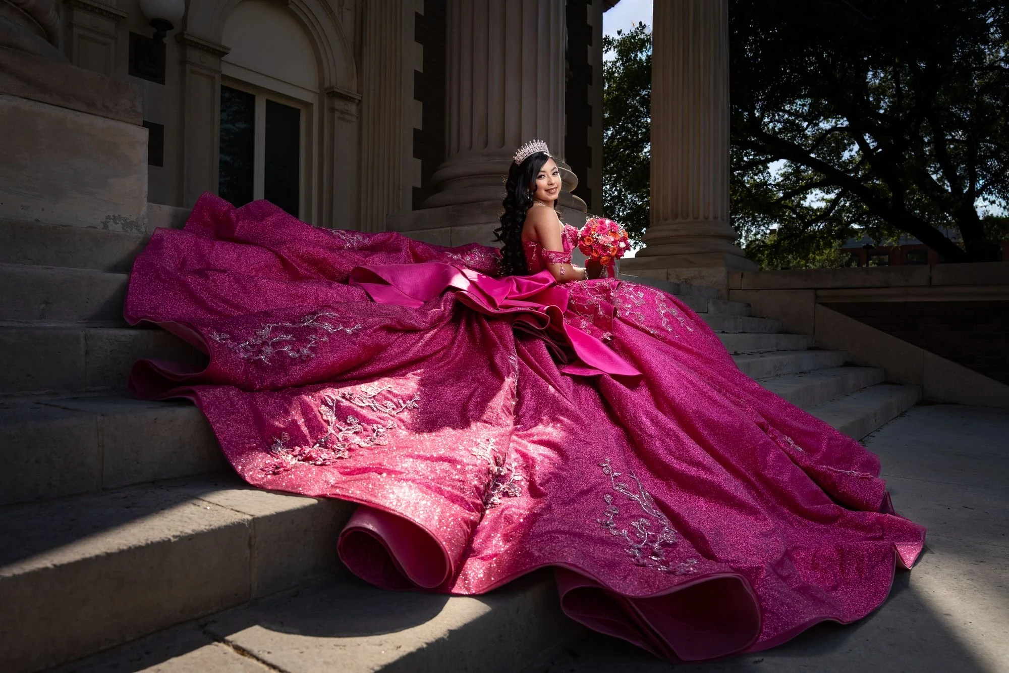 Quinceañera con su vestido durante una sesión de fotos en Dallas–Fort Worth