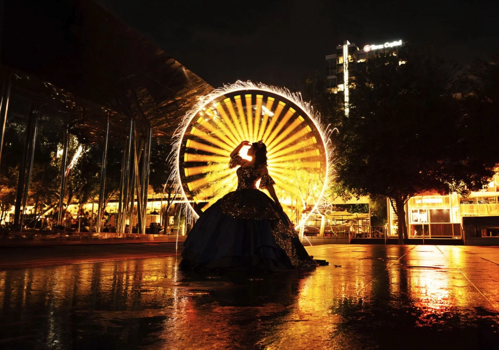 Quinceañera de noche con un halo de light painting para una sesión artística
