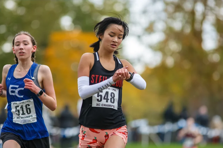 Rachel Su of Steilacoom running at the NPSL/PSL/SPSL Champs (2025)