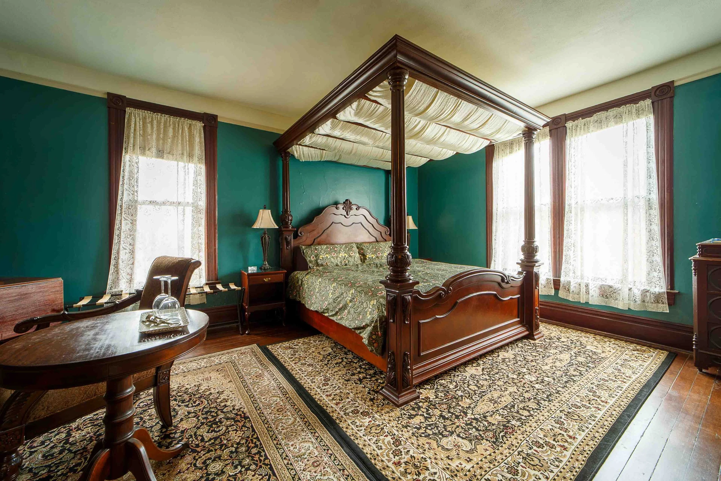 Swantown Inn Canopy Guest Suite