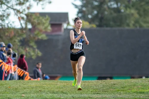 Maya Wentworth of Federal Way cross country. Photo by Russell Moore.