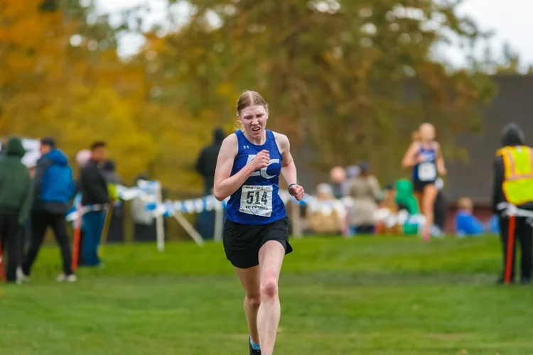 Hannah Bieker of Eatonville running at the NPSL/PSL/SPSL Champs (2025)