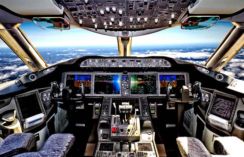 Advanced avionics cockpit