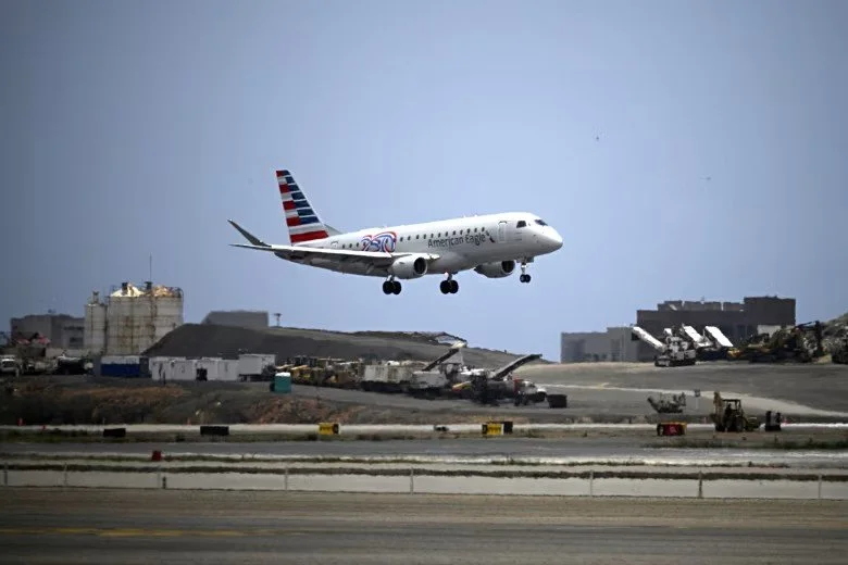 American Eagle Embraer 175 landing at Caracas