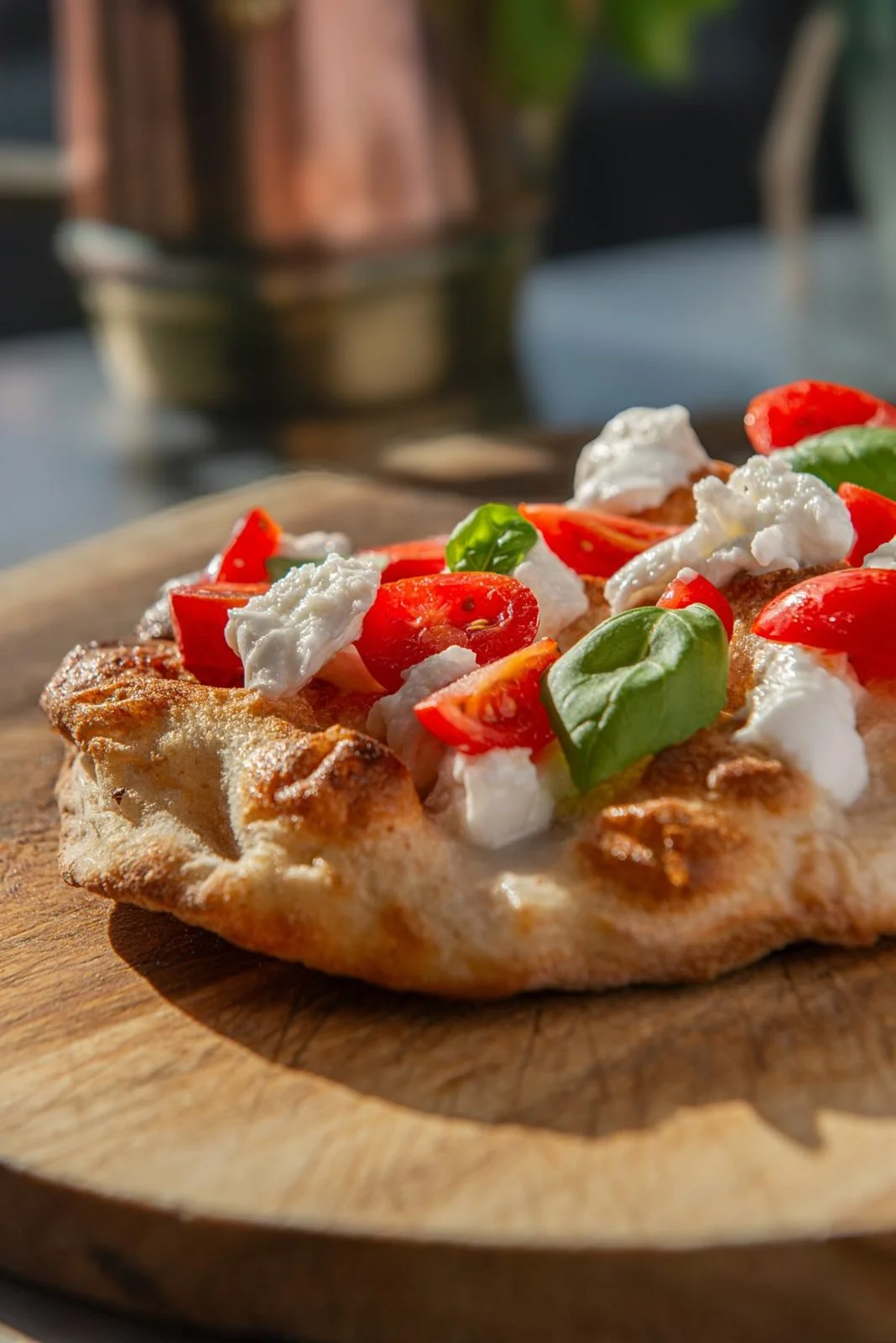 Pinsa with stracciatella, cherry tomato and basil