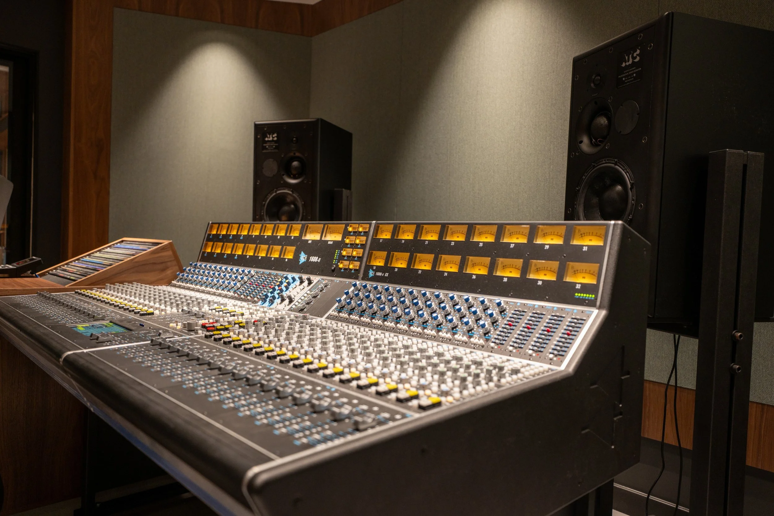 Mix workstation with nearfield monitors