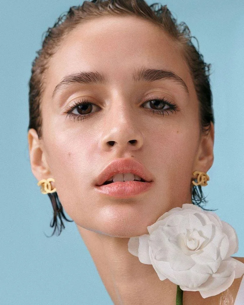 Chanel Hydra Beauty: model with camellia
