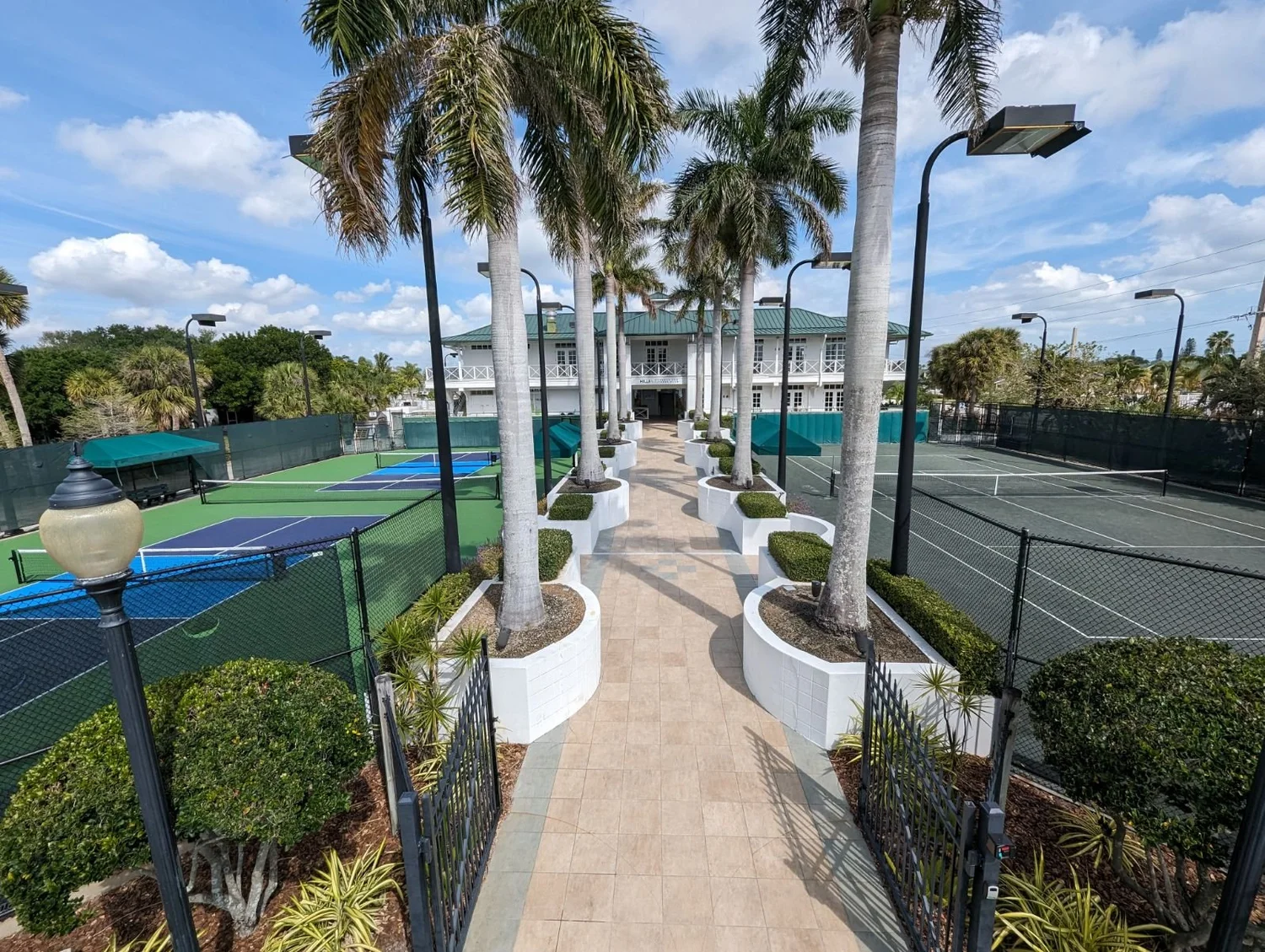 Kiwi Racquet and Fitness Club logo