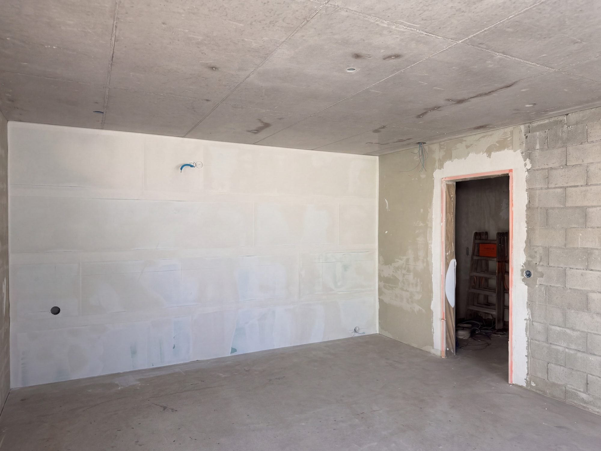 Küchenwand mit Anschlüssen