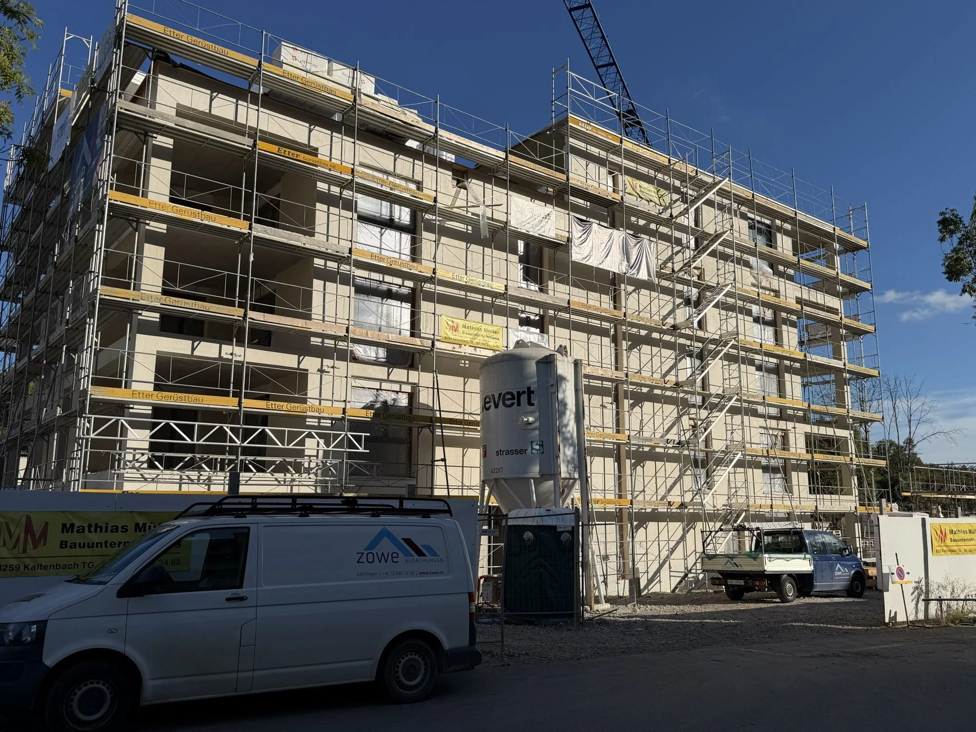 Haus B mit Gerüst im Oktober 2026