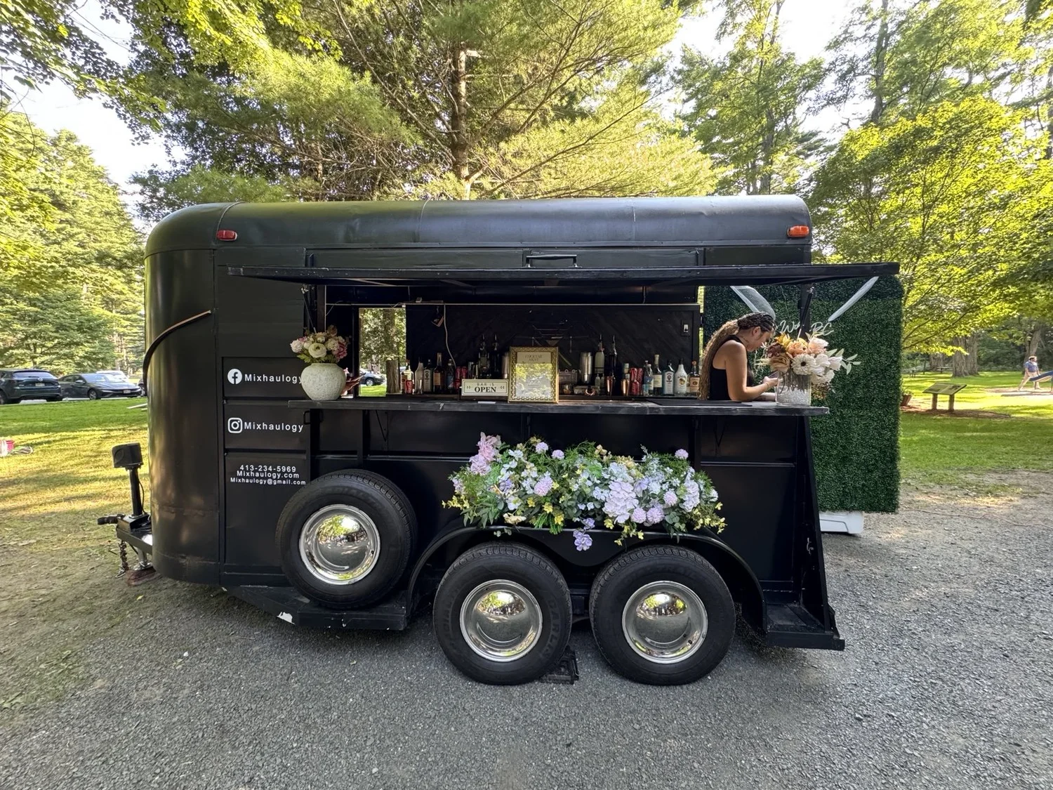 Front view of the Mixhaulogy vintage mobile bar with floral decorations