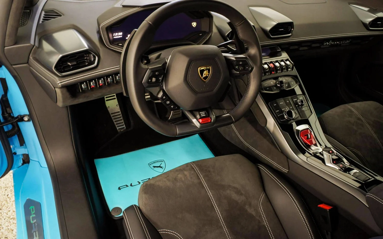 Interior shot of the Huracán with blue Purracan mats