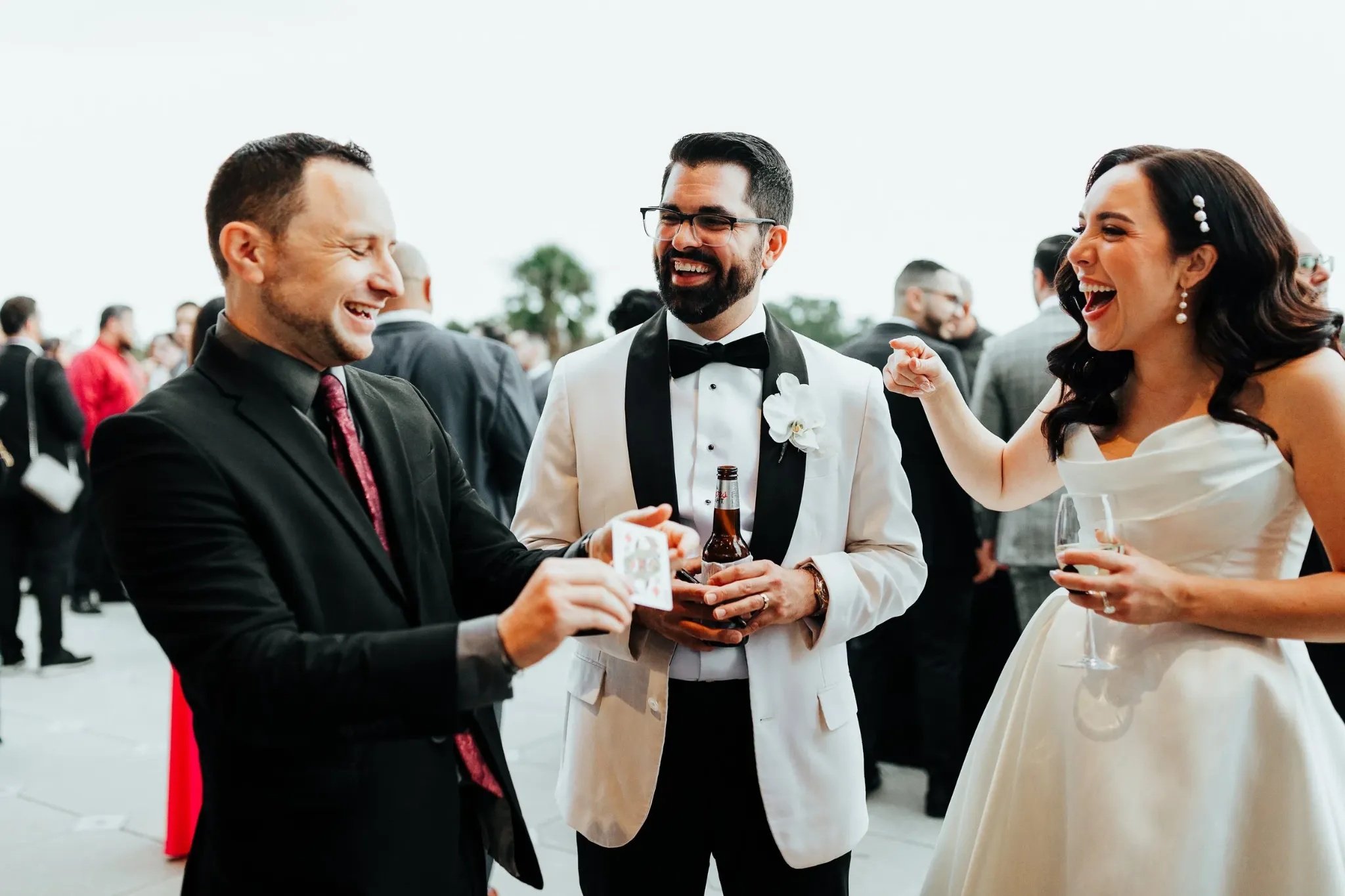 Wedding magician Ari Novick entertaining guests with interactive magic at a wedding in Orlando, Florida.