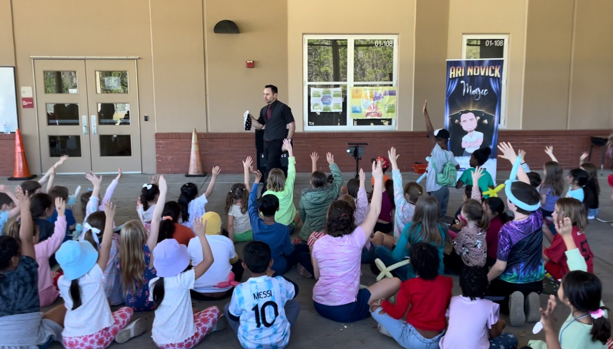Ari Novick entertaining children with a fun magic show at a Florida birthday party.