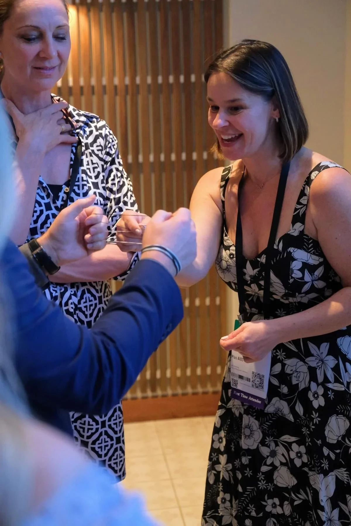 Corporate magician Ari Novick performing at a Florida trade show