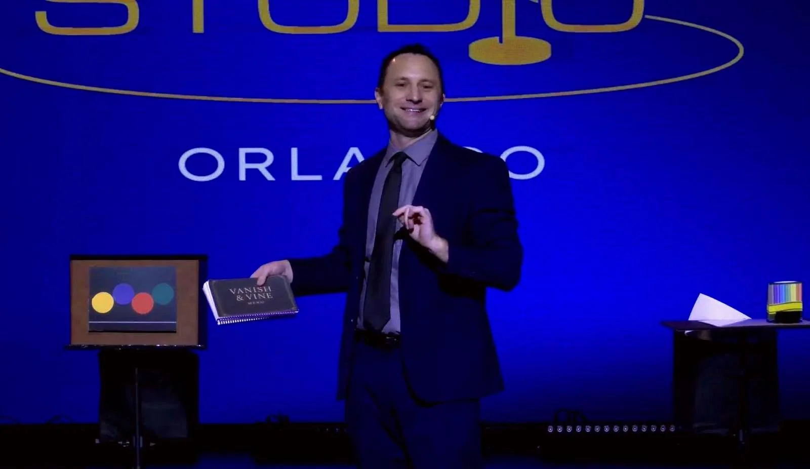 Corporate magician Ari Novick performing magic at a South Florida business event.