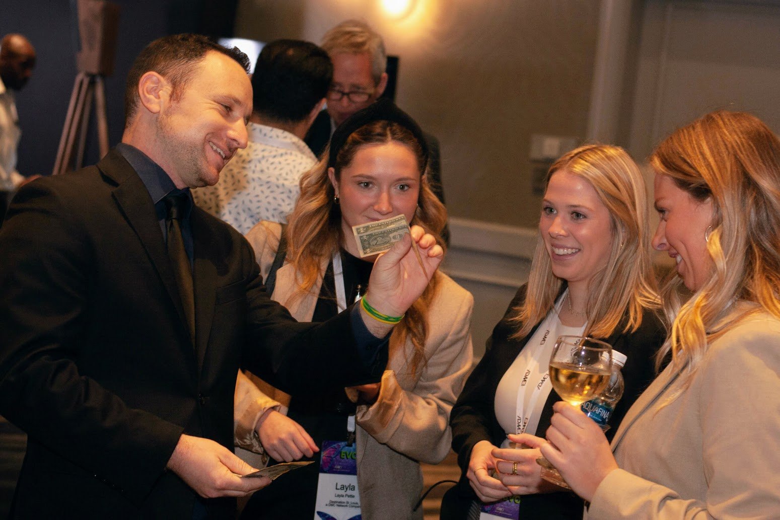 Corporate magician Ari Novick performing walk-around magic and entertaining guests at a corporate event in Orlando, Florida.