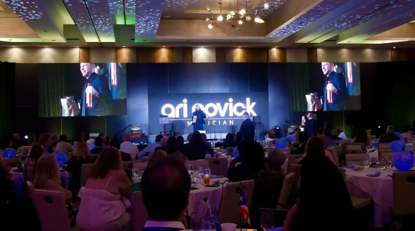 Corporate magician Ari Novick entertaining guests at a Fort Lauderdale corporate event.