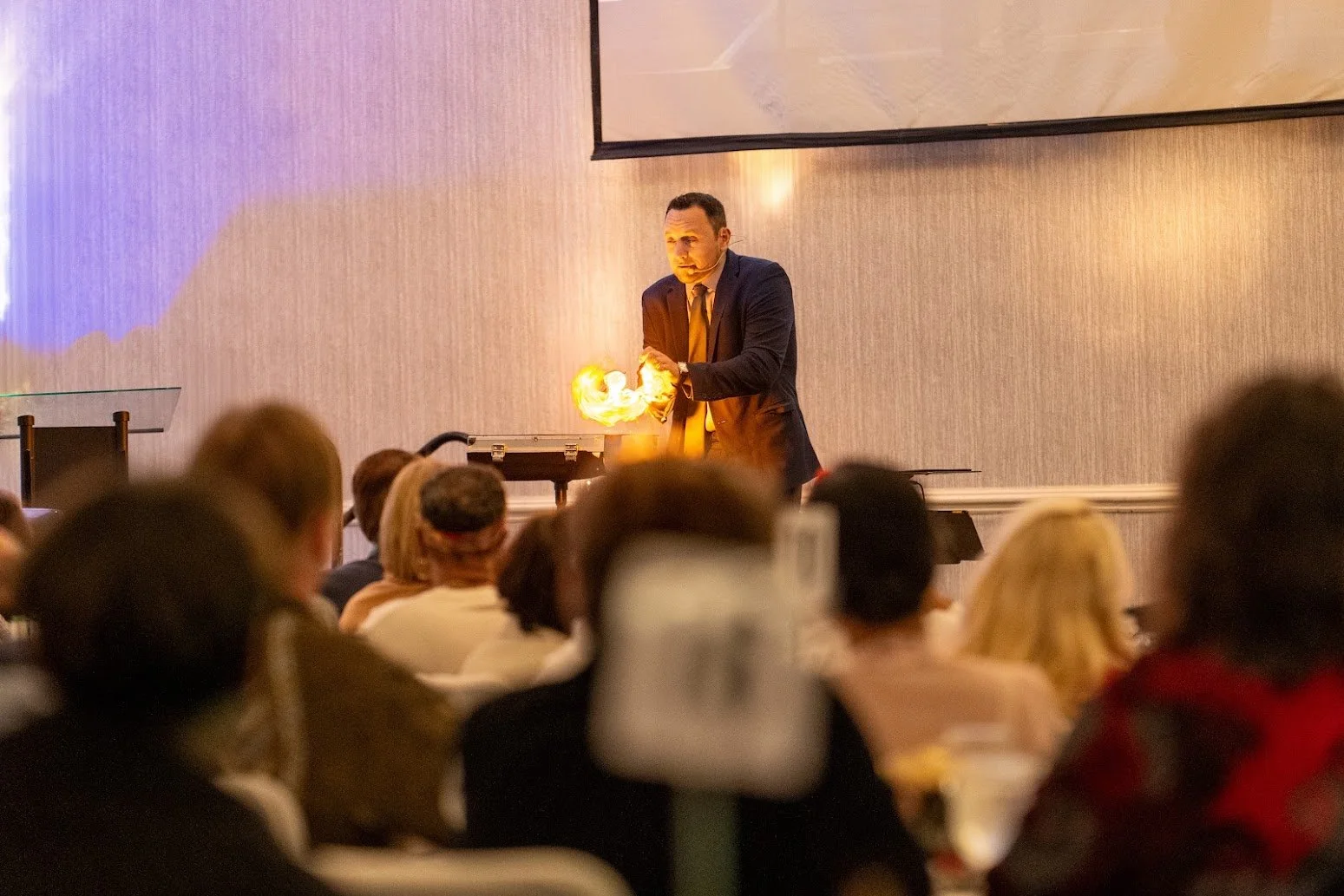 Corporate magician Ari Novick providing interactive entertainment for guests at a Jacksonville corporate event.