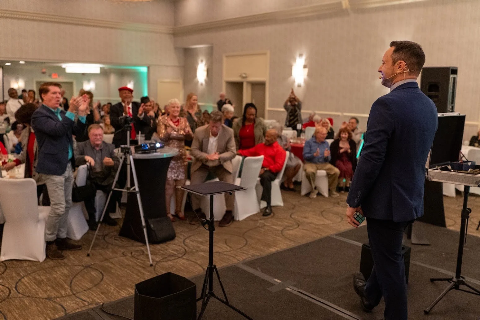 Corporate magician Ari Novick entertaining guests at a business event in Boca Raton, Florida.