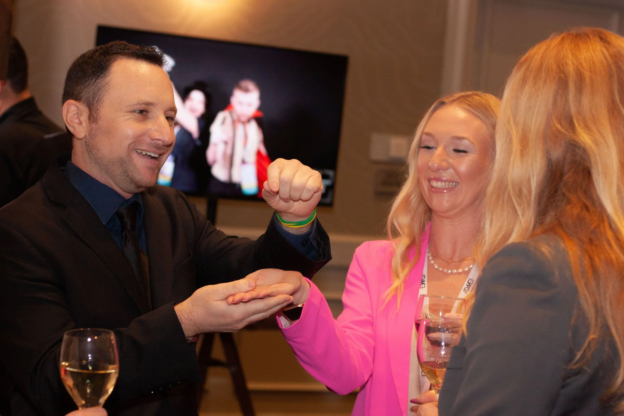 Ari Novick entertaining guests with interactive magic at a corporate event in Alpharetta, Georgia.