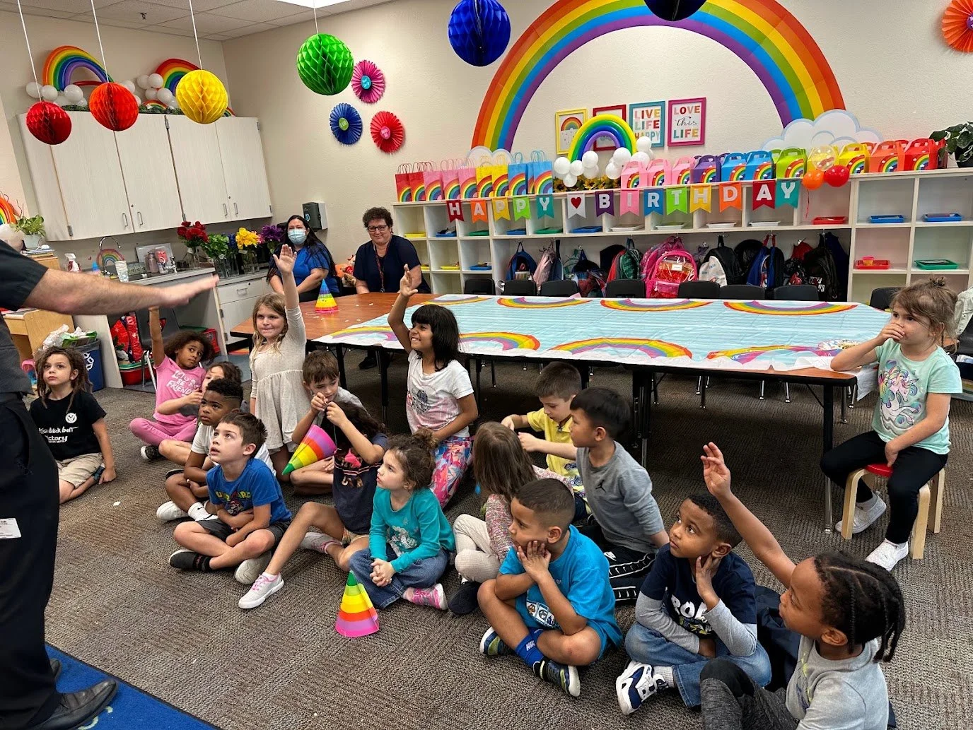 Kids magician Ari Novick entertaining children with an interactive magic show in Miami.