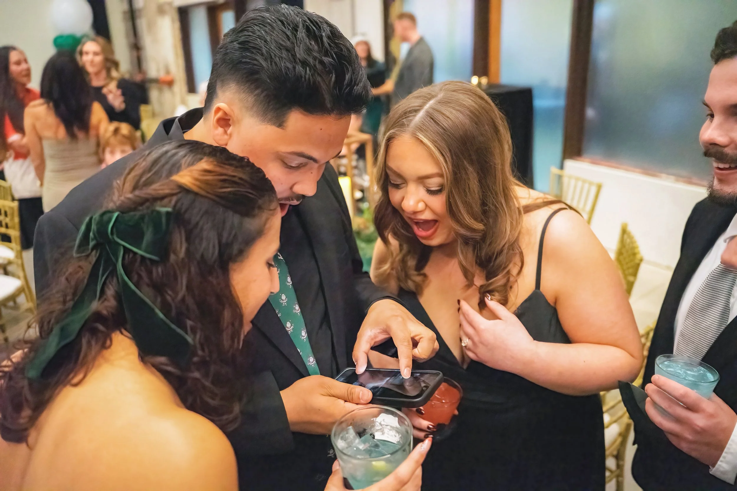 Corporate magician Ari Novick performing magic at a corporate event in Coral Gables FL