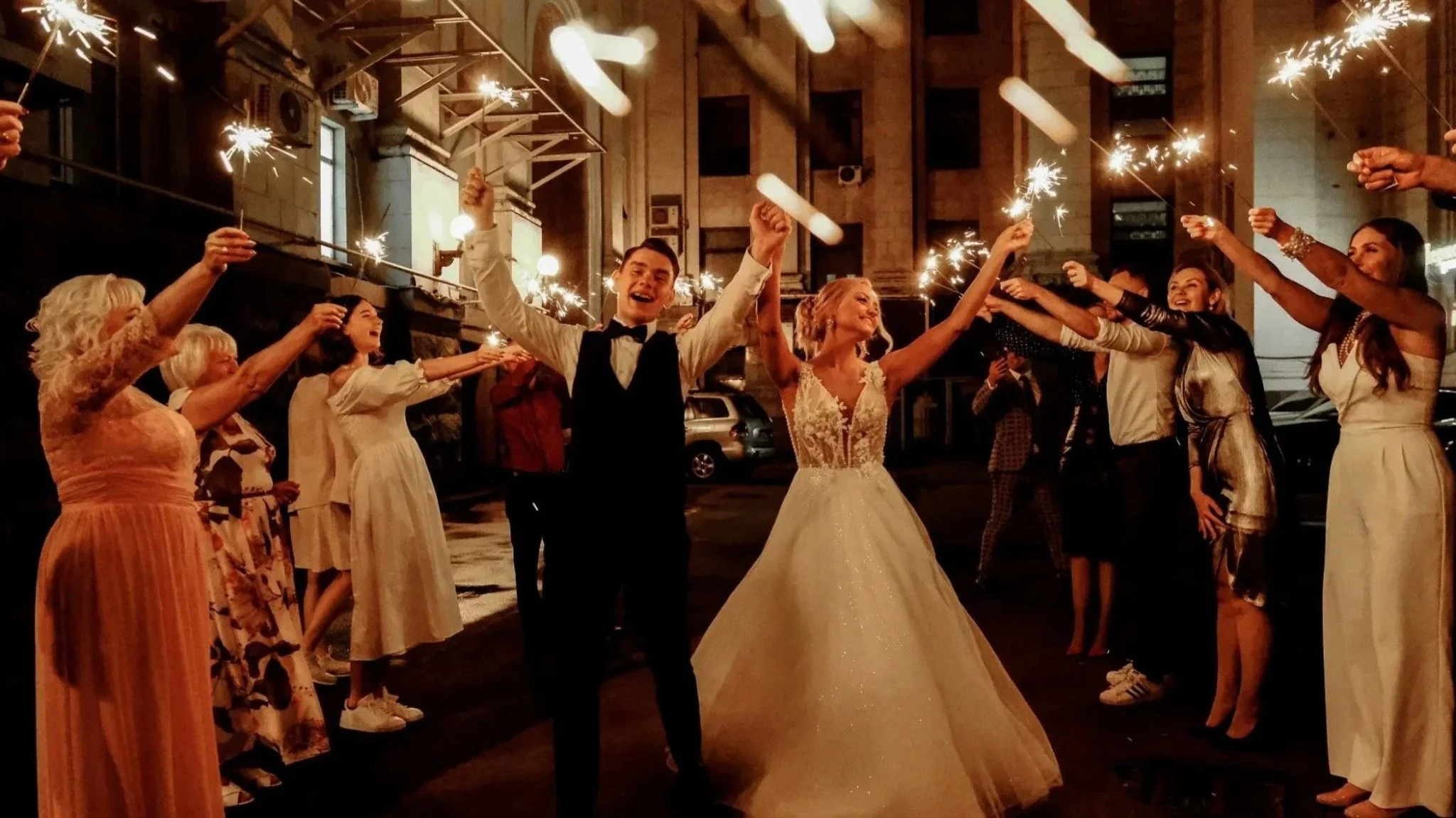 Wedding magician Ari Novick performing interactive close-up magic and entertaining guests during a wedding celebration in Orlando, Florida.
