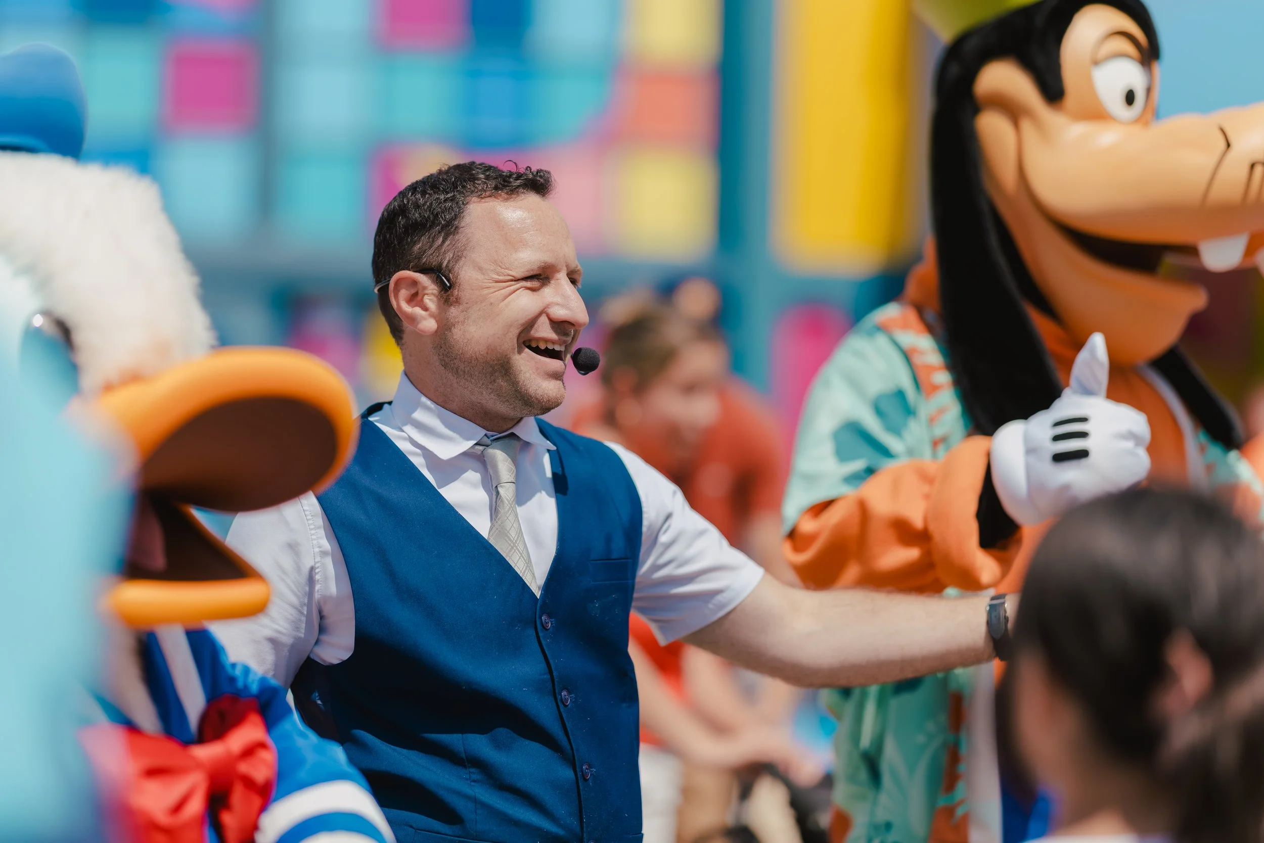 Kids magician Ari Novick entertaining children with an interactive magic show in Florida.