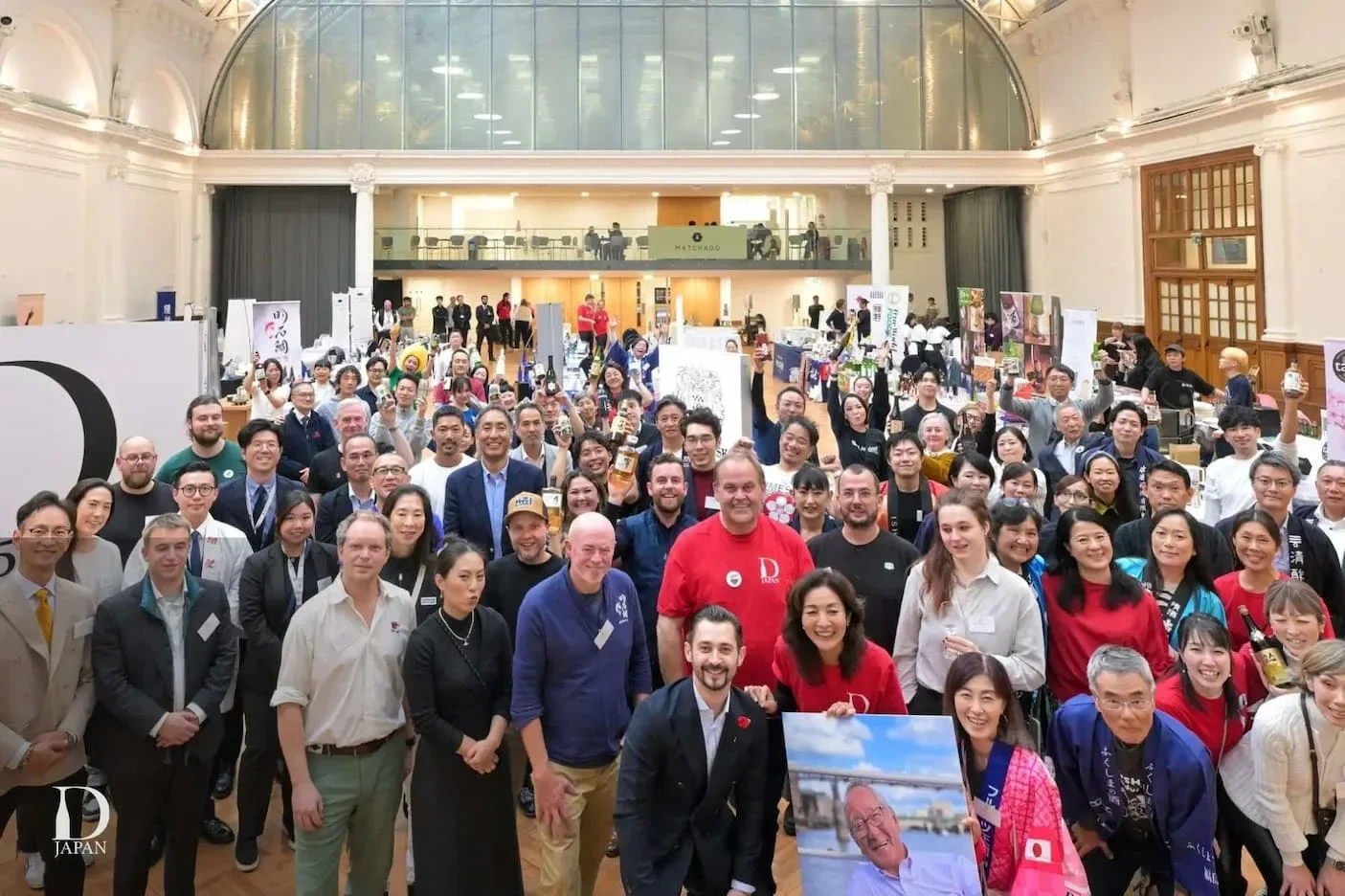Exhibitors and visitors gathered for a group photo in the Drink Japan hall